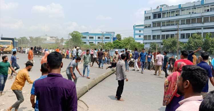 রূপগঞ্জে আইনশৃঙ্খলা বাহিনীর সঙ্গে শ্রমিকদের দফায় দফায় সংঘর্ষ, আহত শতাধিক